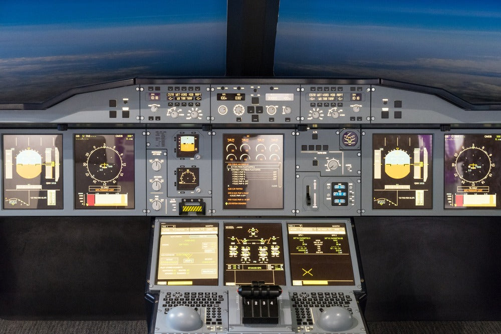 Flying in a Simulator vs Real Flight: Differences and Tips