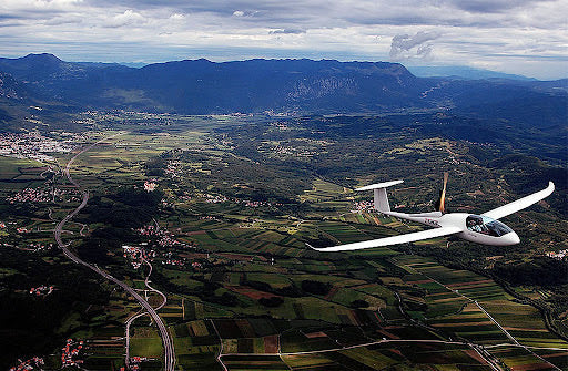 Manzara üzerinde uçan bir uçak.